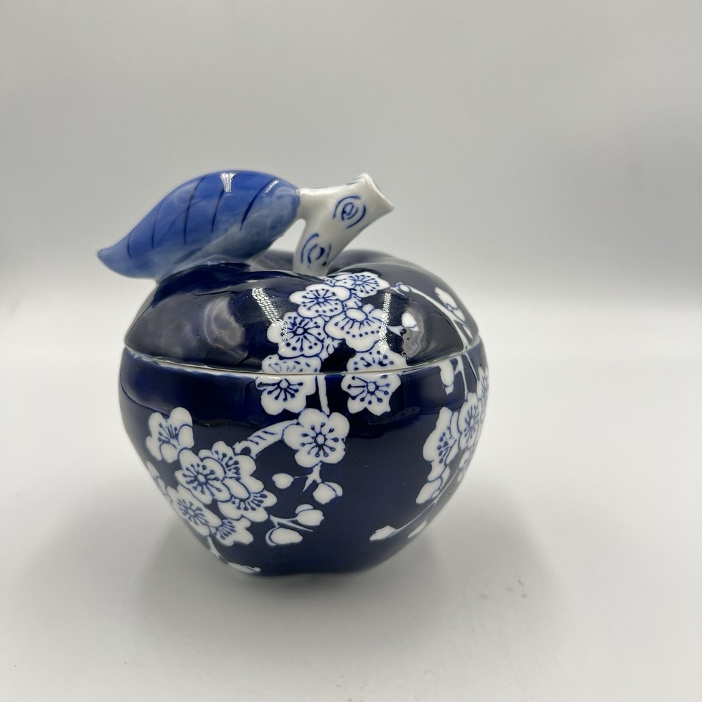 Gump's San‎ Francisco Blue White Porcelain Apple Jar Lid Prunus Cherry Blossom